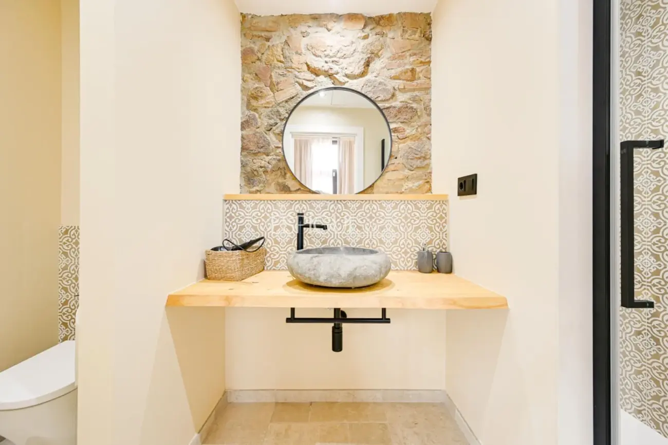 Masía de 857 m² en 35 ha con licencias vigentes