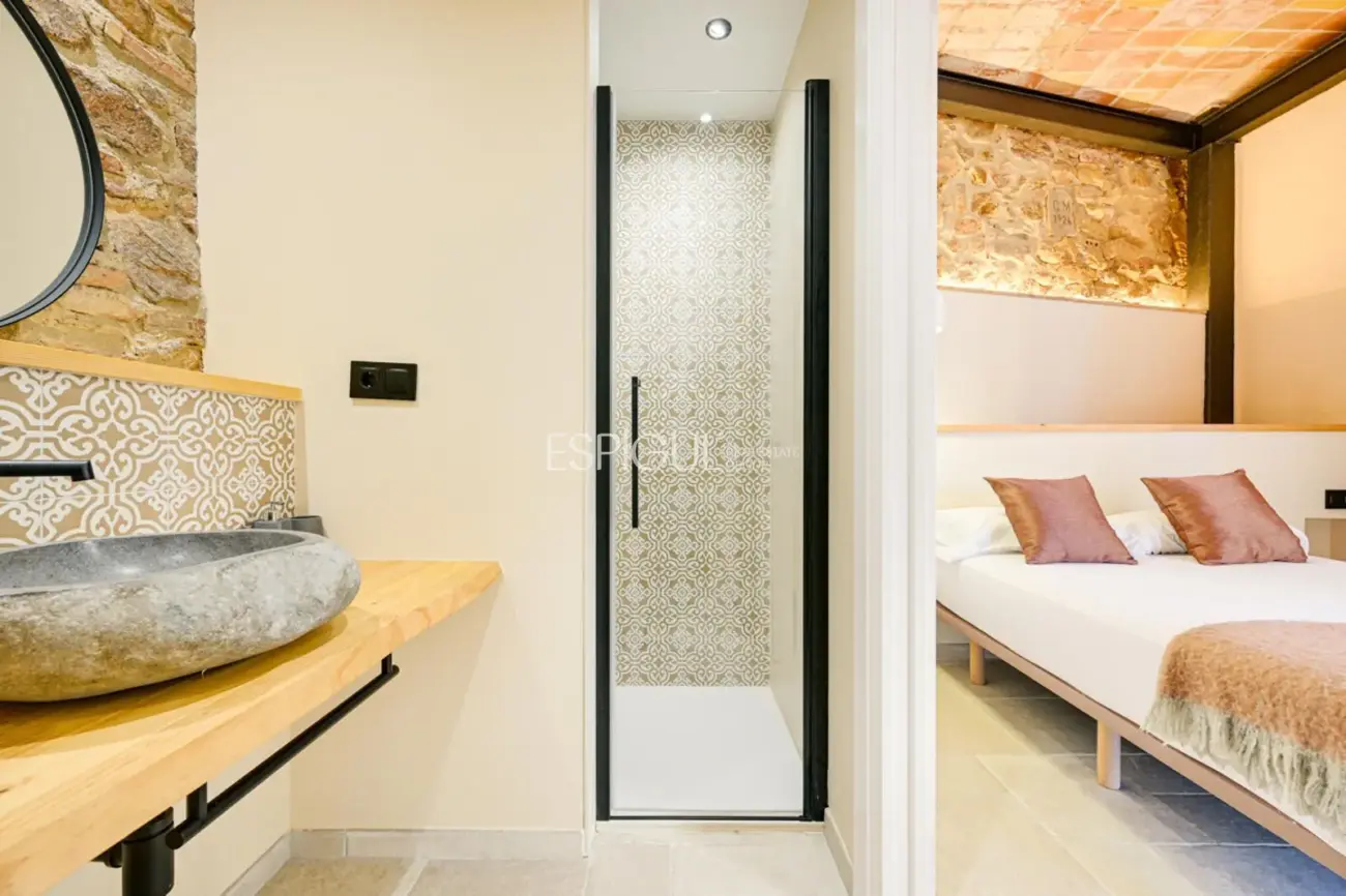 Masía de 857 m² en 35 ha con licencias vigentes