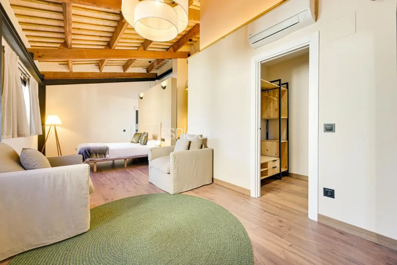 Masía de 857 m² en 35 ha con licencias vigentes