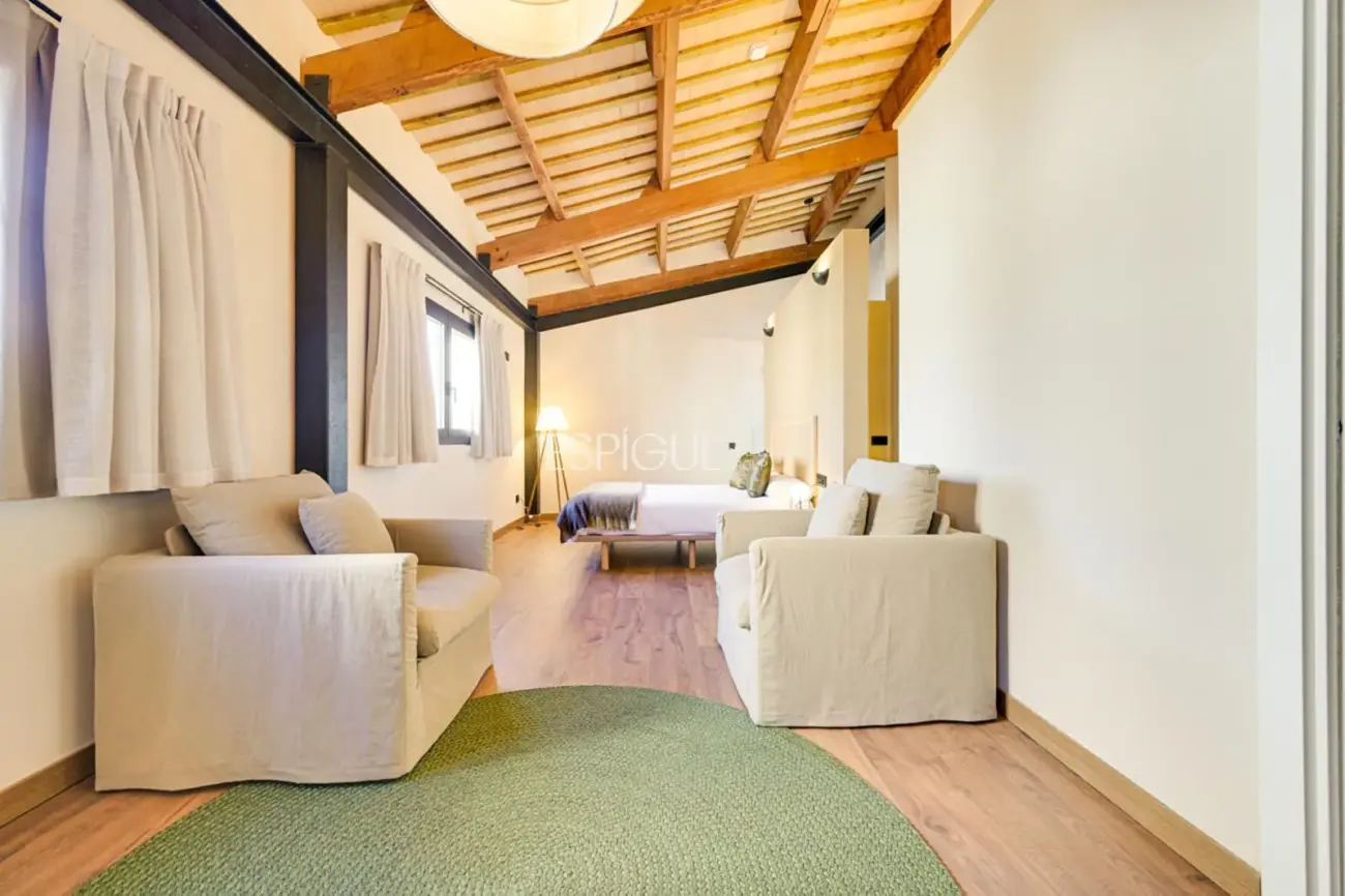 Masía de 857 m² en 35 ha con licencias vigentes