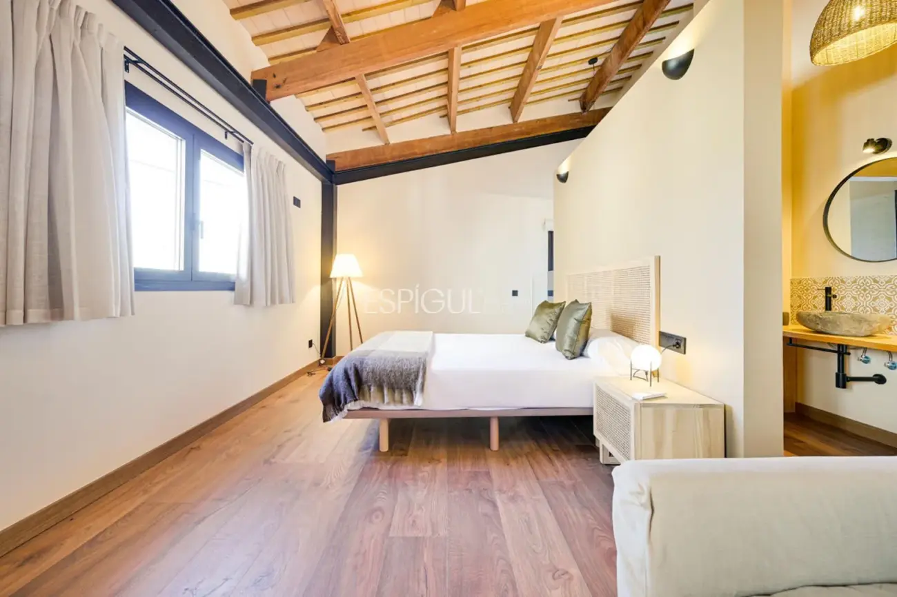 Masía de 857 m² en 35 ha con licencias vigentes