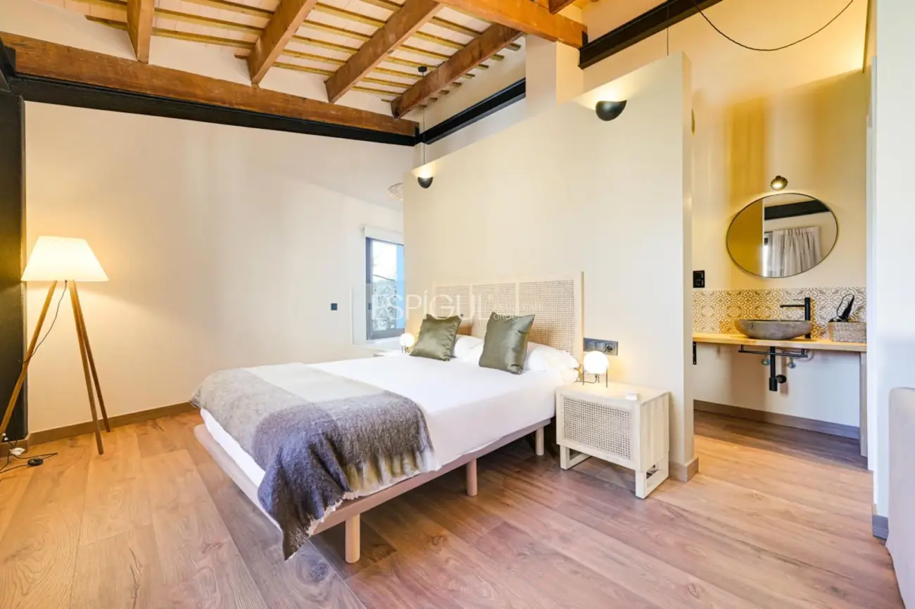 Masía de 857 m² en 35 ha con licencias vigentes