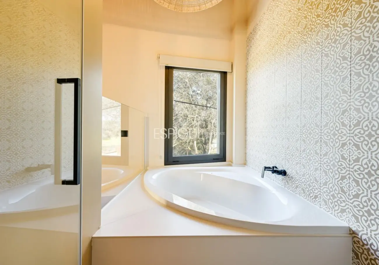 Masía de 857 m² en 35 ha con licencias vigentes