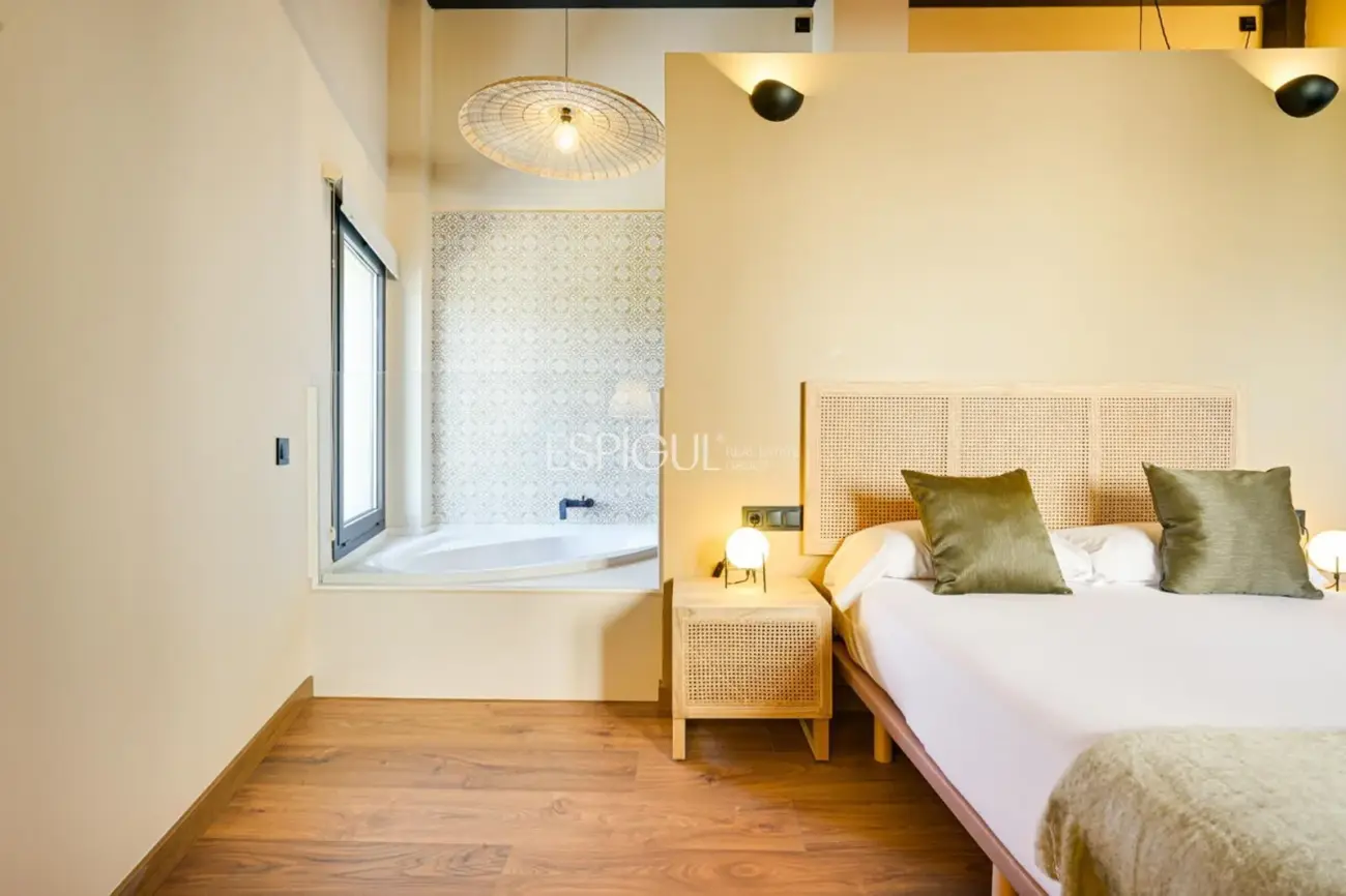 Masía de 857 m² en 35 ha con licencias vigentes