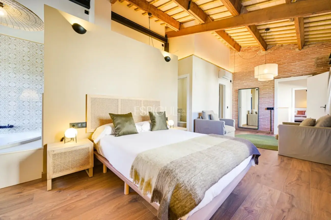 Masía de 857 m² en 35 ha con licencias vigentes