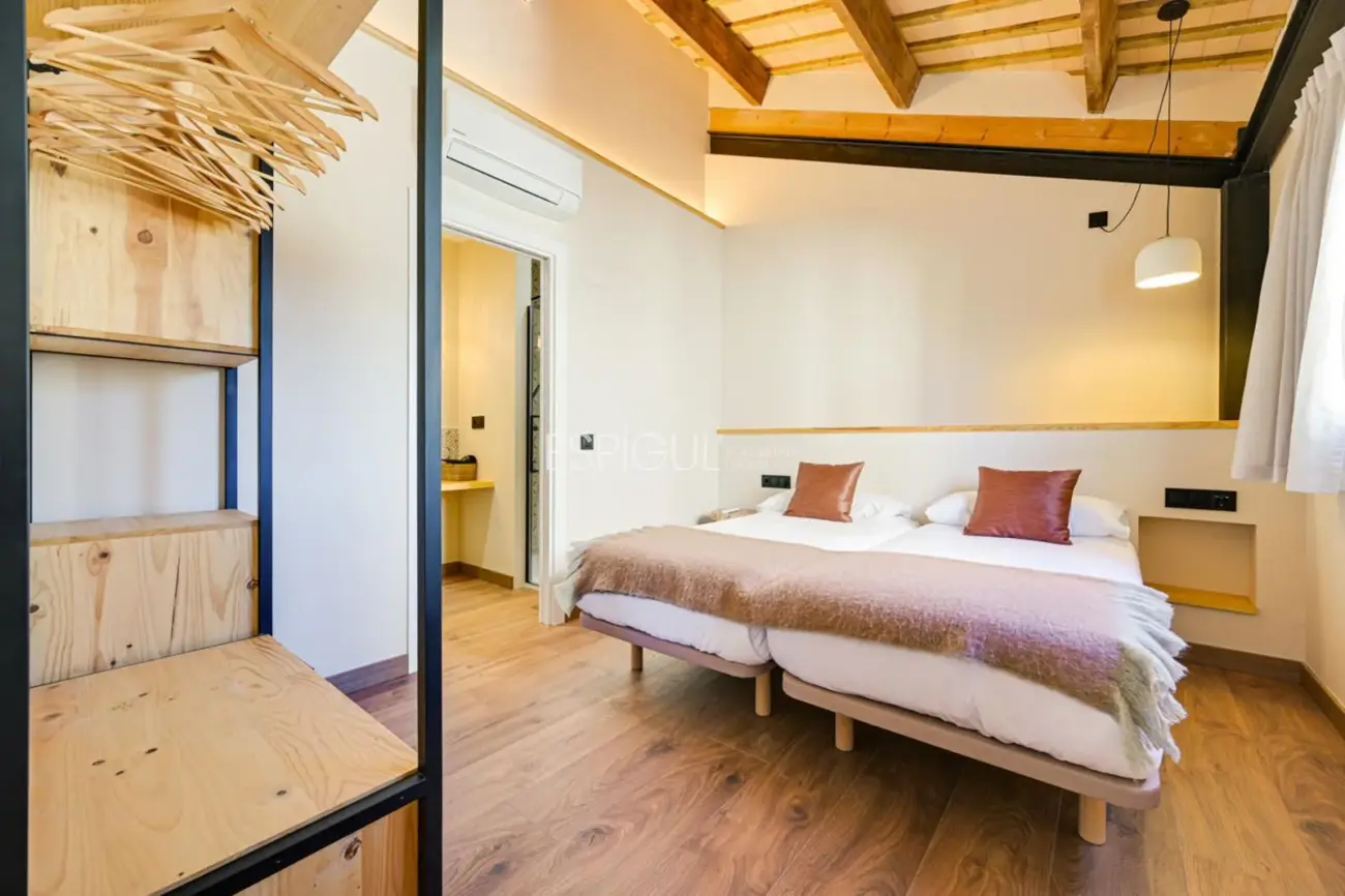 Masía de 857 m² en 35 ha con licencias vigentes