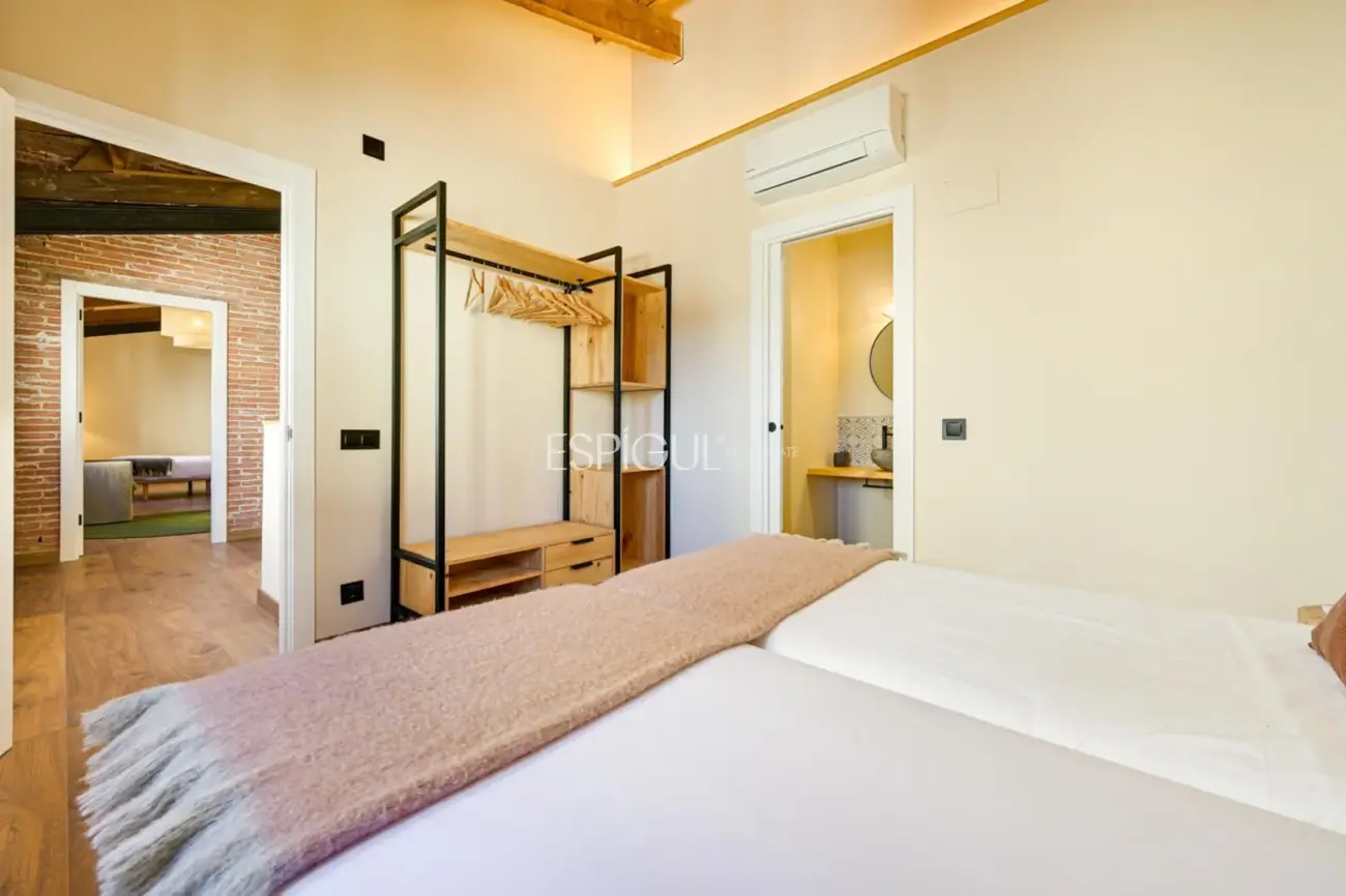 Masía de 857 m² en 35 ha con licencias vigentes