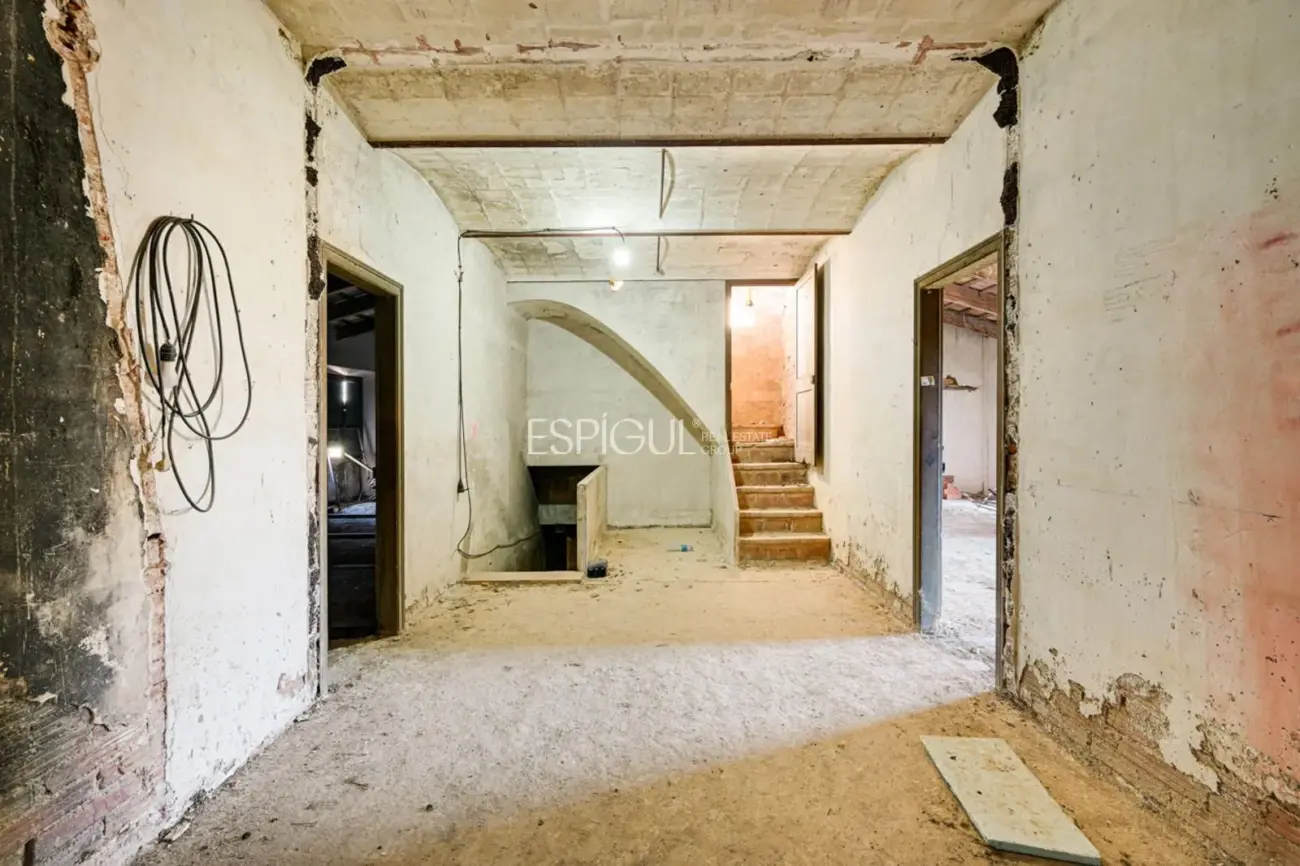 Masía de 857 m² en 35 ha con licencias vigentes