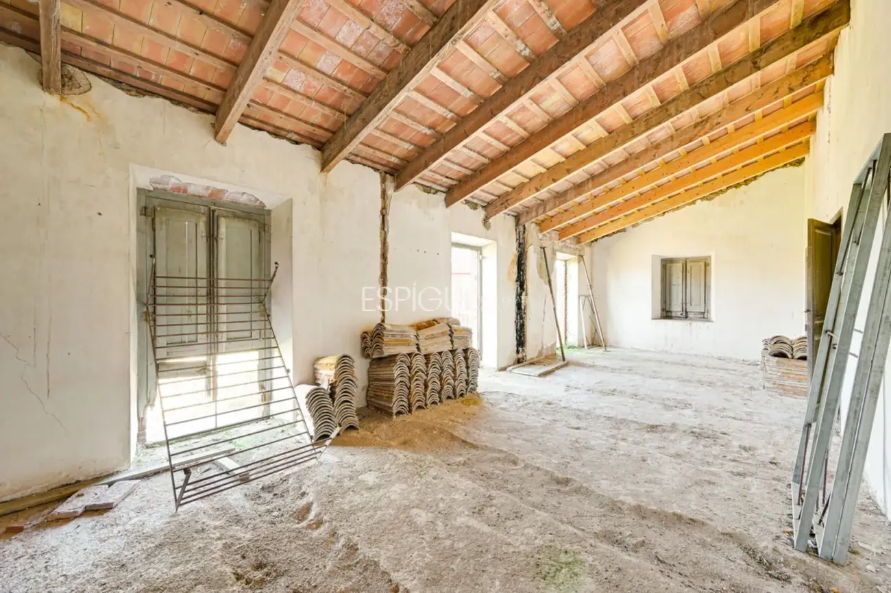 Masía de 857 m² en 35 ha con licencias vigentes