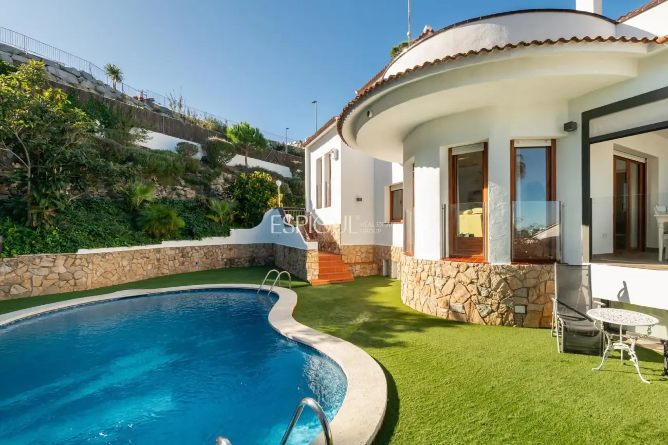 Exklusiver Aussichtspunkt in Arenys de Mar: Licht, Meer und Privatsphäre.