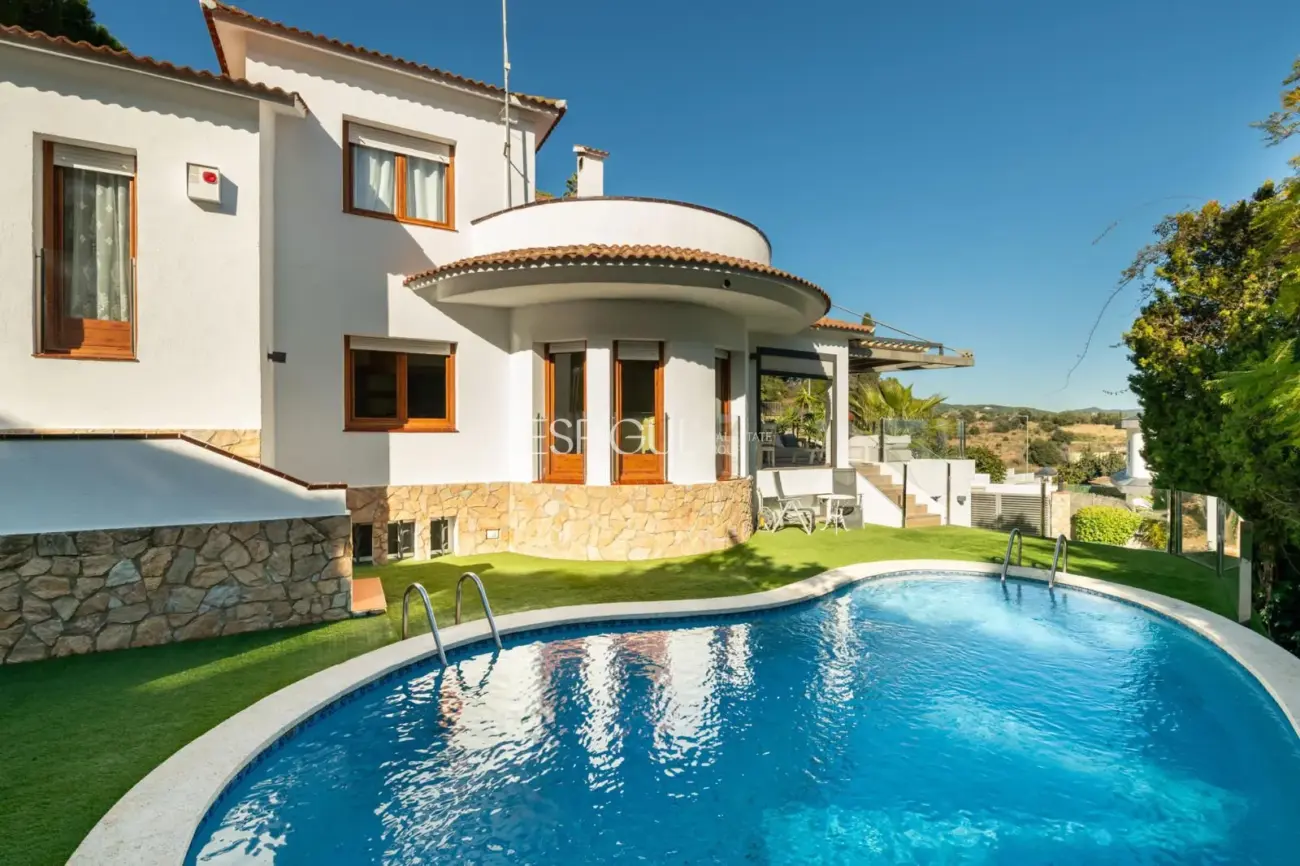 Exklusiver Aussichtspunkt in Arenys de Mar: Licht, Meer und Privatsphäre.