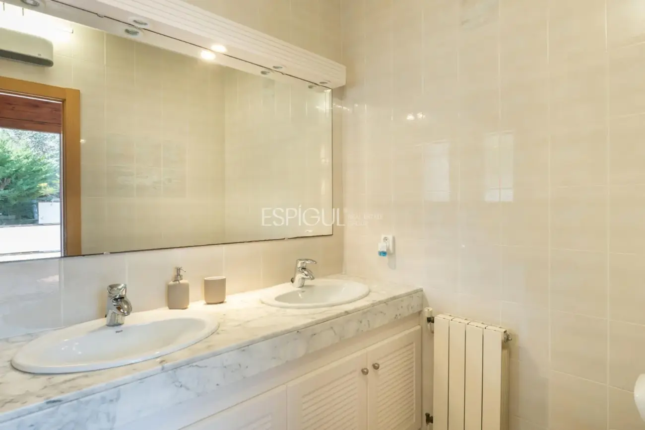 Exklusiver Aussichtspunkt in Arenys de Mar: Licht, Meer und Privatsphäre.