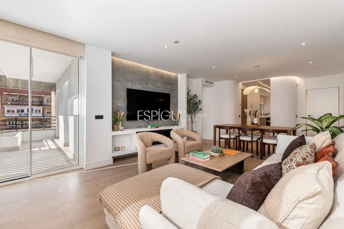 Piso de lujo reformado con terraza en Retiro.