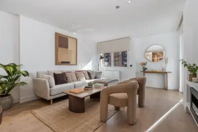 Piso de lujo reformado con terraza en Retiro.