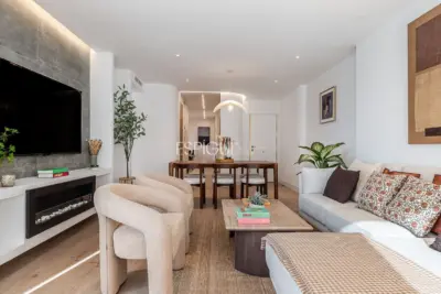 Piso de lujo reformado con terraza en Retiro.