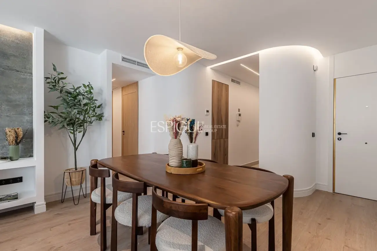 Piso de lujo reformado con terraza en Retiro.