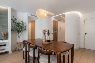 Piso de lujo reformado con terraza en Retiro.