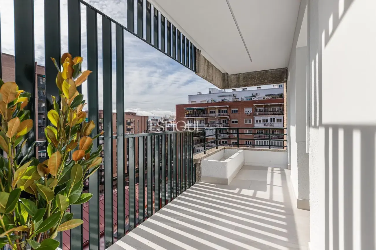 Piso de lujo reformado con terraza en Retiro.