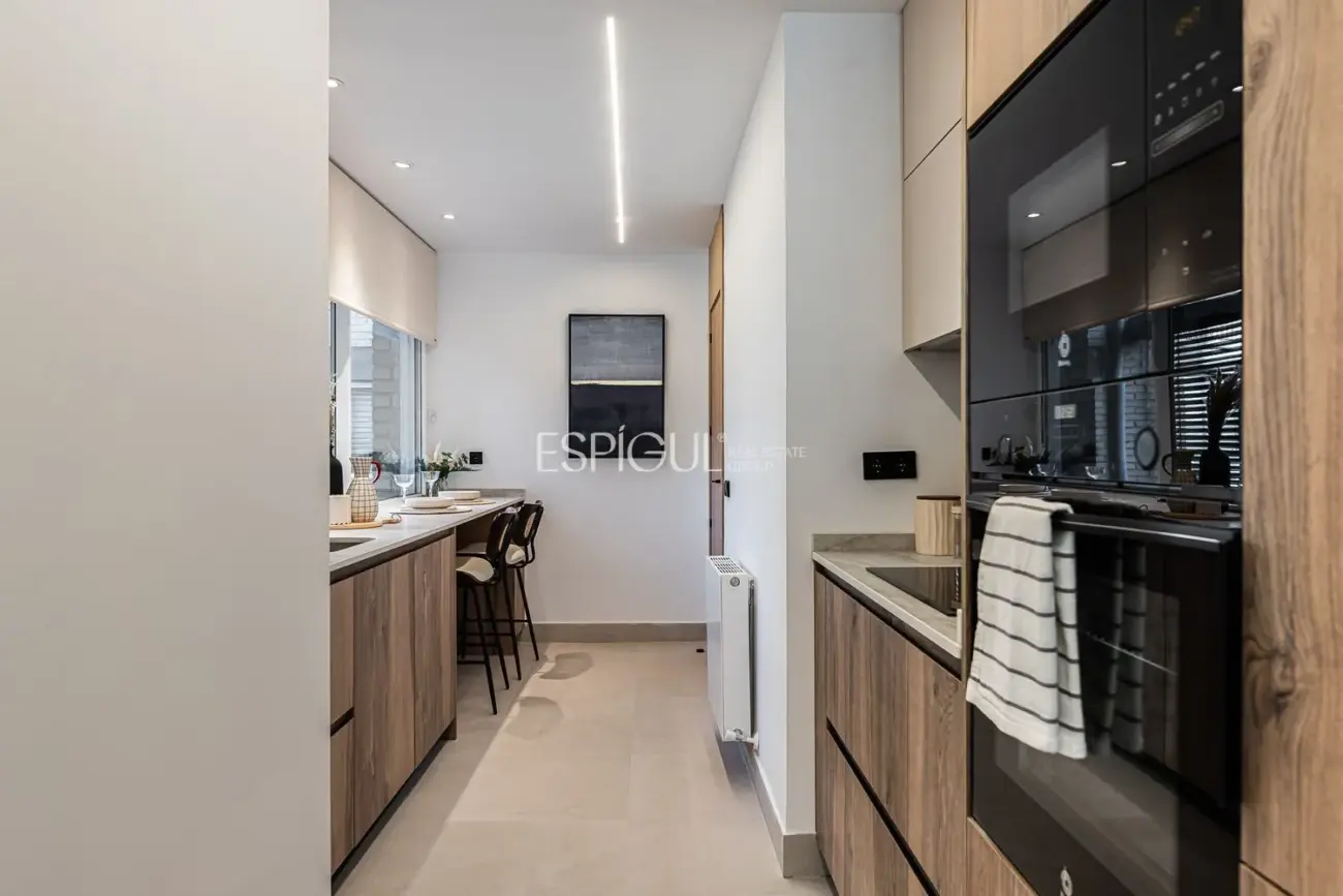 Piso de lujo reformado con terraza en Retiro.