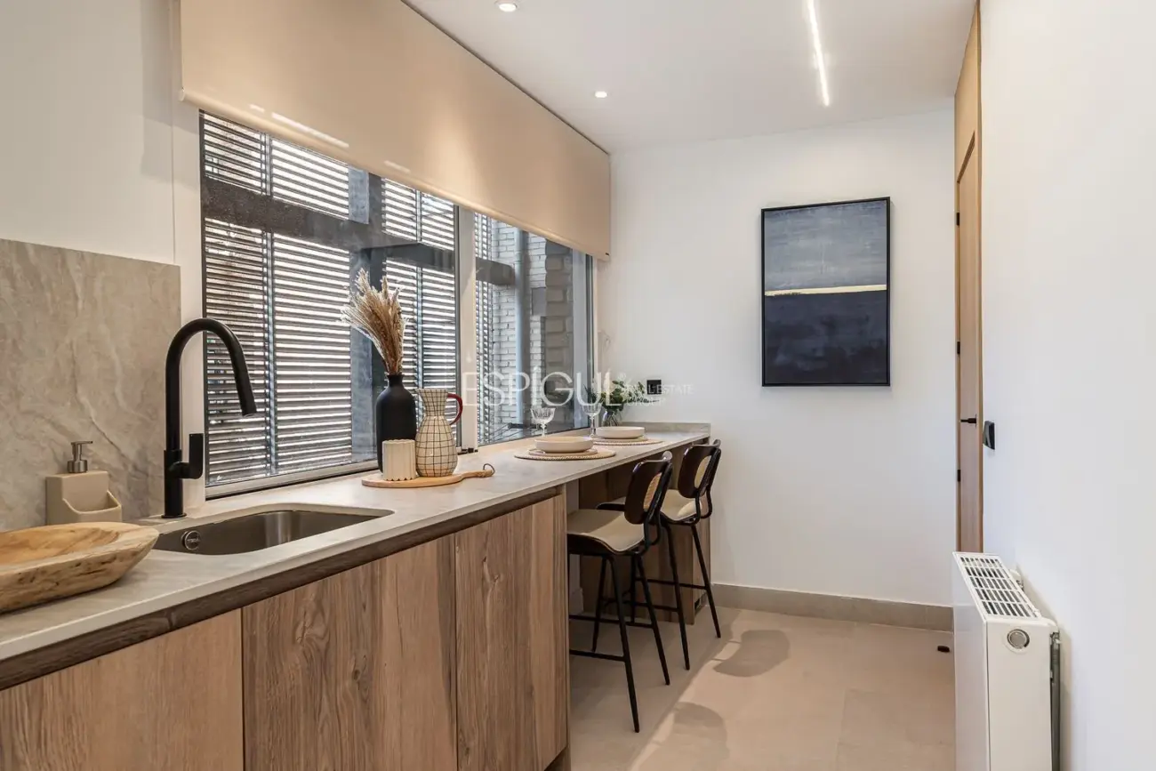 Piso de lujo reformado con terraza en Retiro.