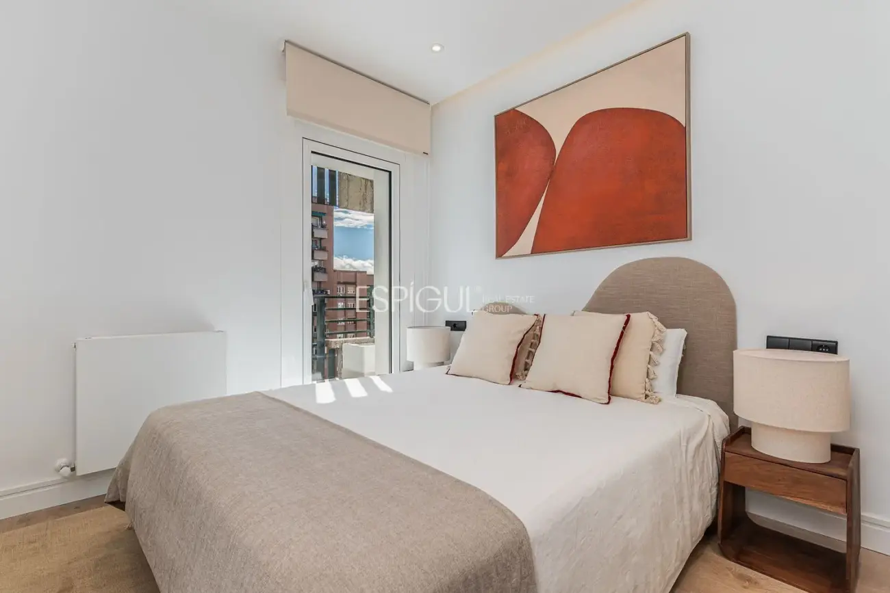 Piso de lujo reformado con terraza en Retiro.