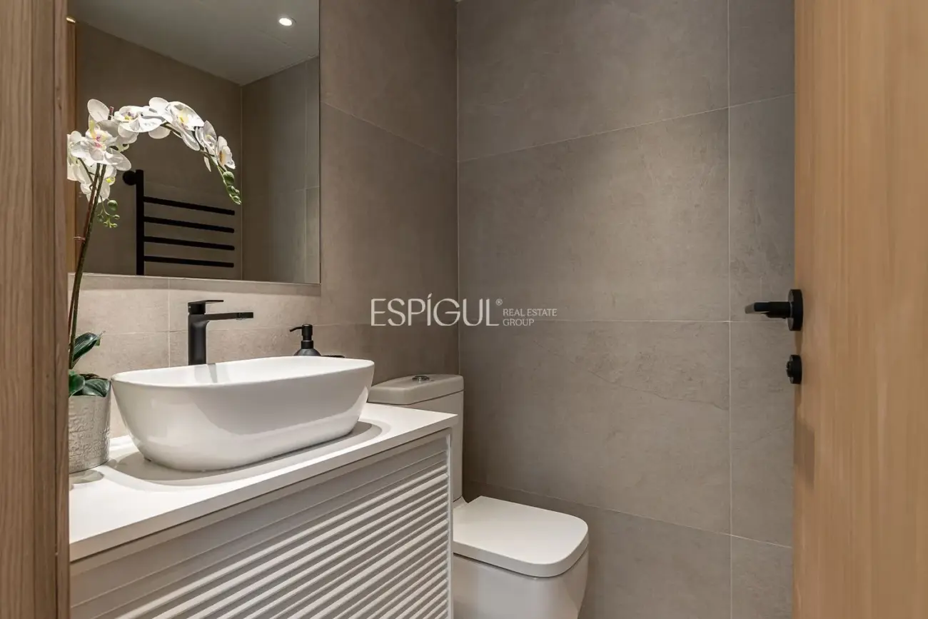 Piso de lujo reformado con terraza en Retiro.