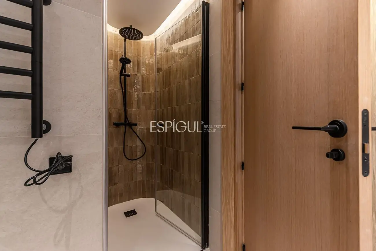 Piso de lujo reformado con terraza en Retiro.