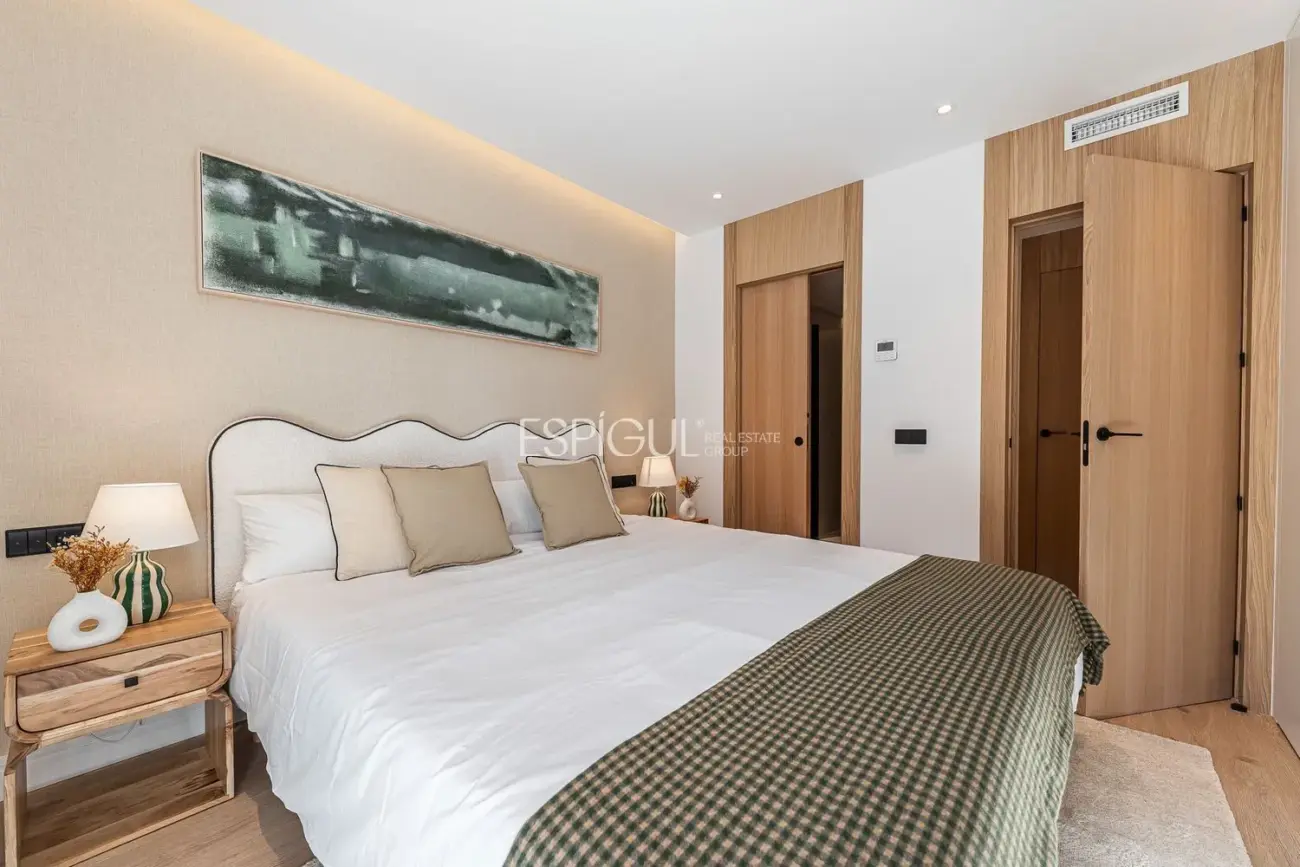 Piso de lujo reformado con terraza en Retiro.