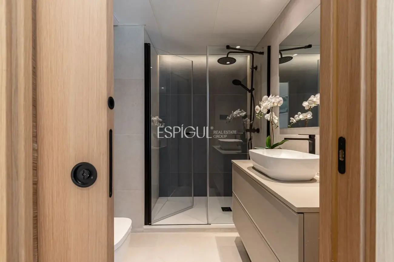 Piso de lujo reformado con terraza en Retiro.