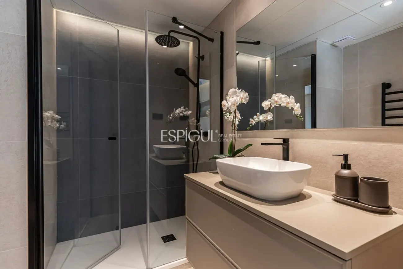 Piso de lujo reformado con terraza en Retiro.