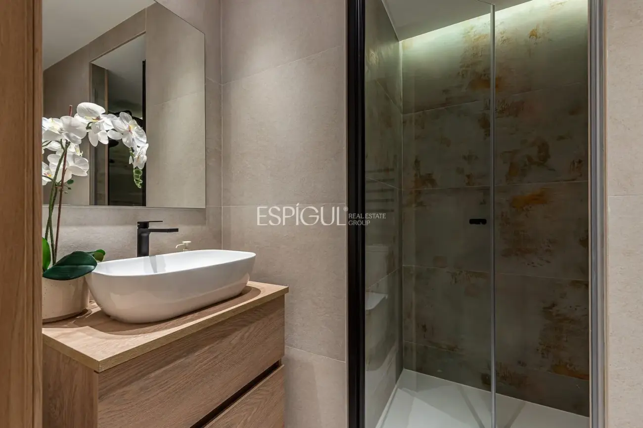 Piso de lujo reformado con terraza en Retiro.