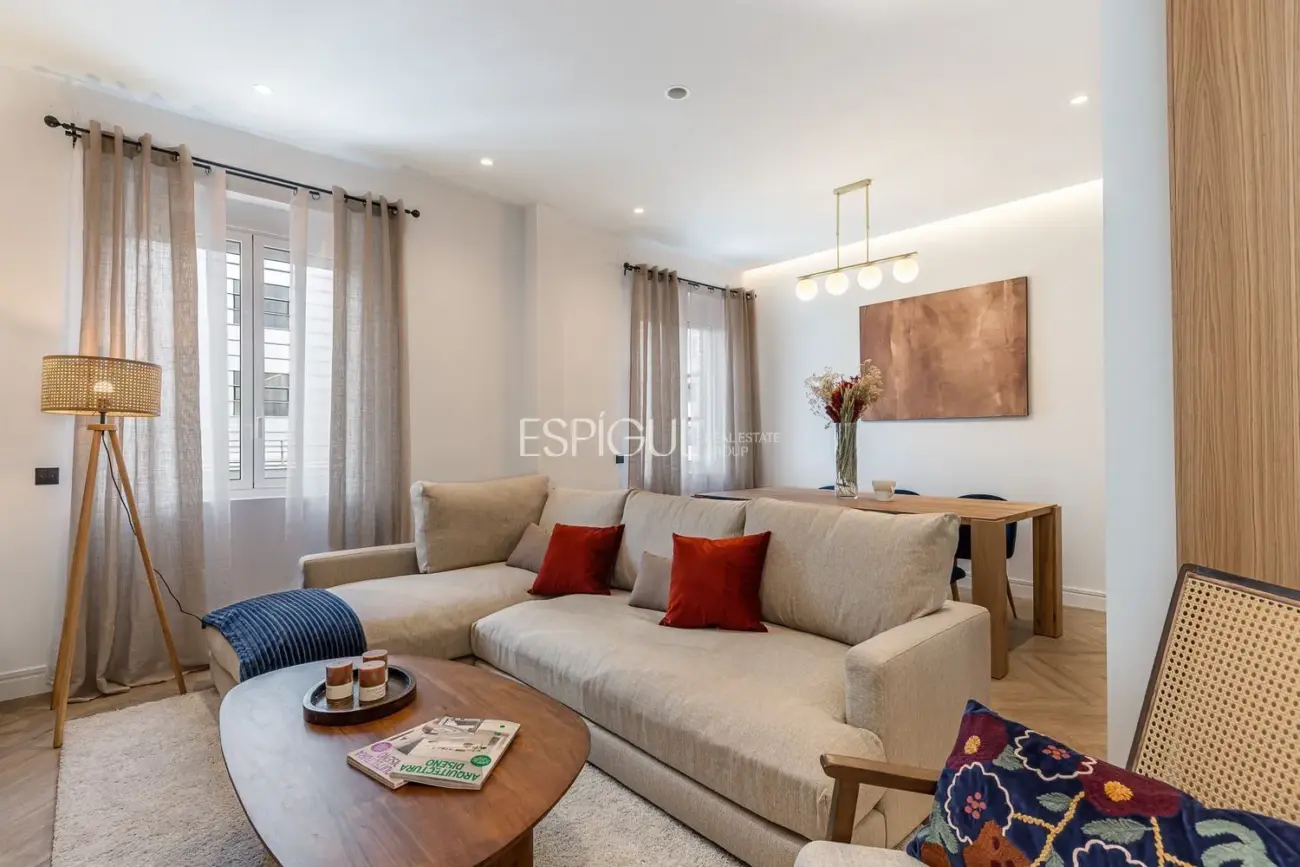 Piso en venta con Plaza de Garaje incluida en el precio en Chueca, Centro.