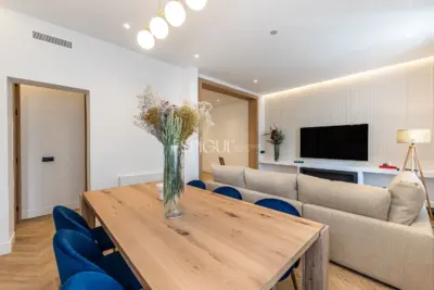 Piso en venta con Plaza de Garaje incluida en el precio en Chueca, Centro.