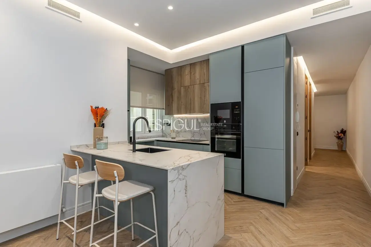 Piso en venta con Plaza de Garaje incluida en el precio en Chueca, Centro.