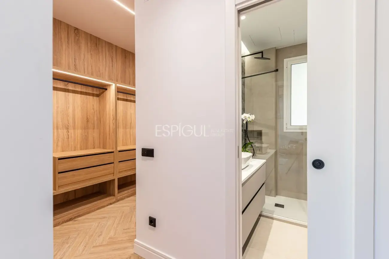 Piso en venta con Plaza de Garaje incluida en el precio en Chueca, Centro.