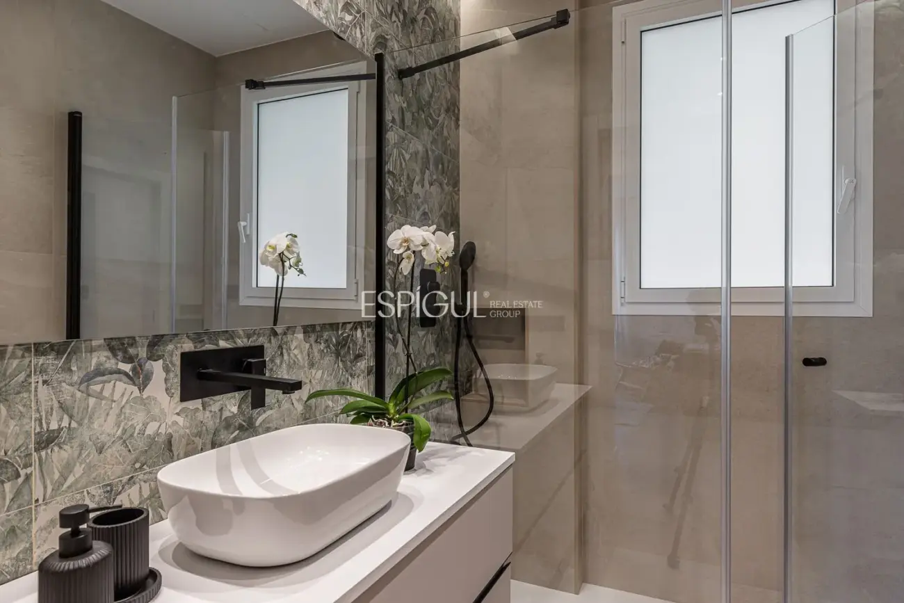 Piso en venta con Plaza de Garaje incluida en el precio en Chueca, Centro.