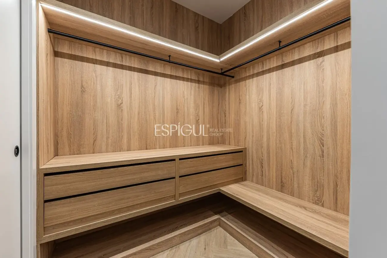 Piso en venta con Plaza de Garaje incluida en el precio en Chueca, Centro.