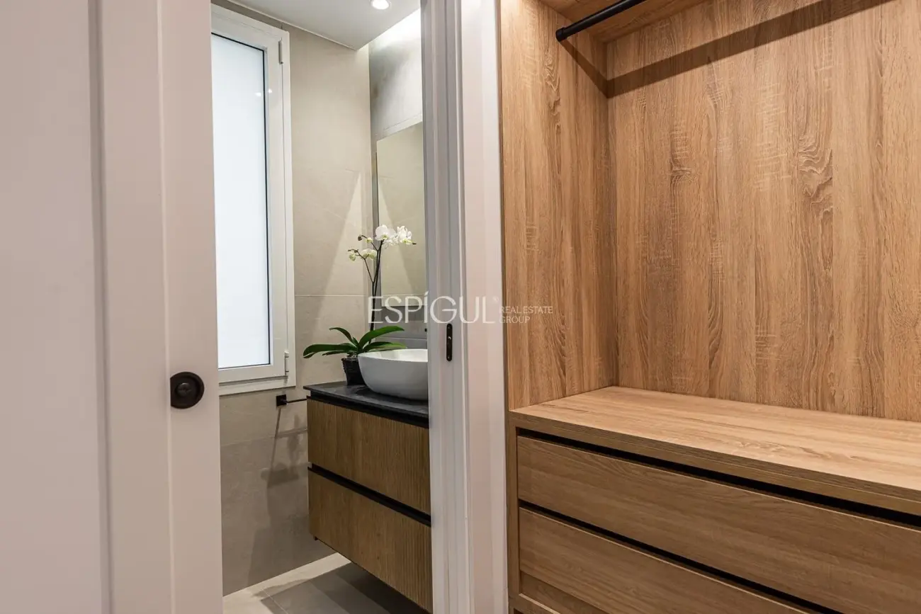 Piso en venta con Plaza de Garaje incluida en el precio en Chueca, Centro.