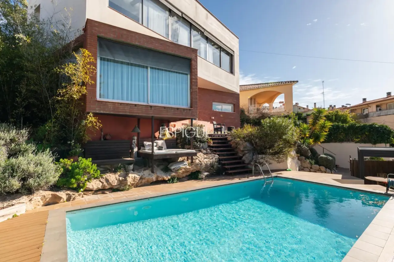 Villa con piscina y vistas al mar en Sitges