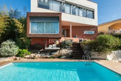 Villa con piscina y vistas al mar en Sitges