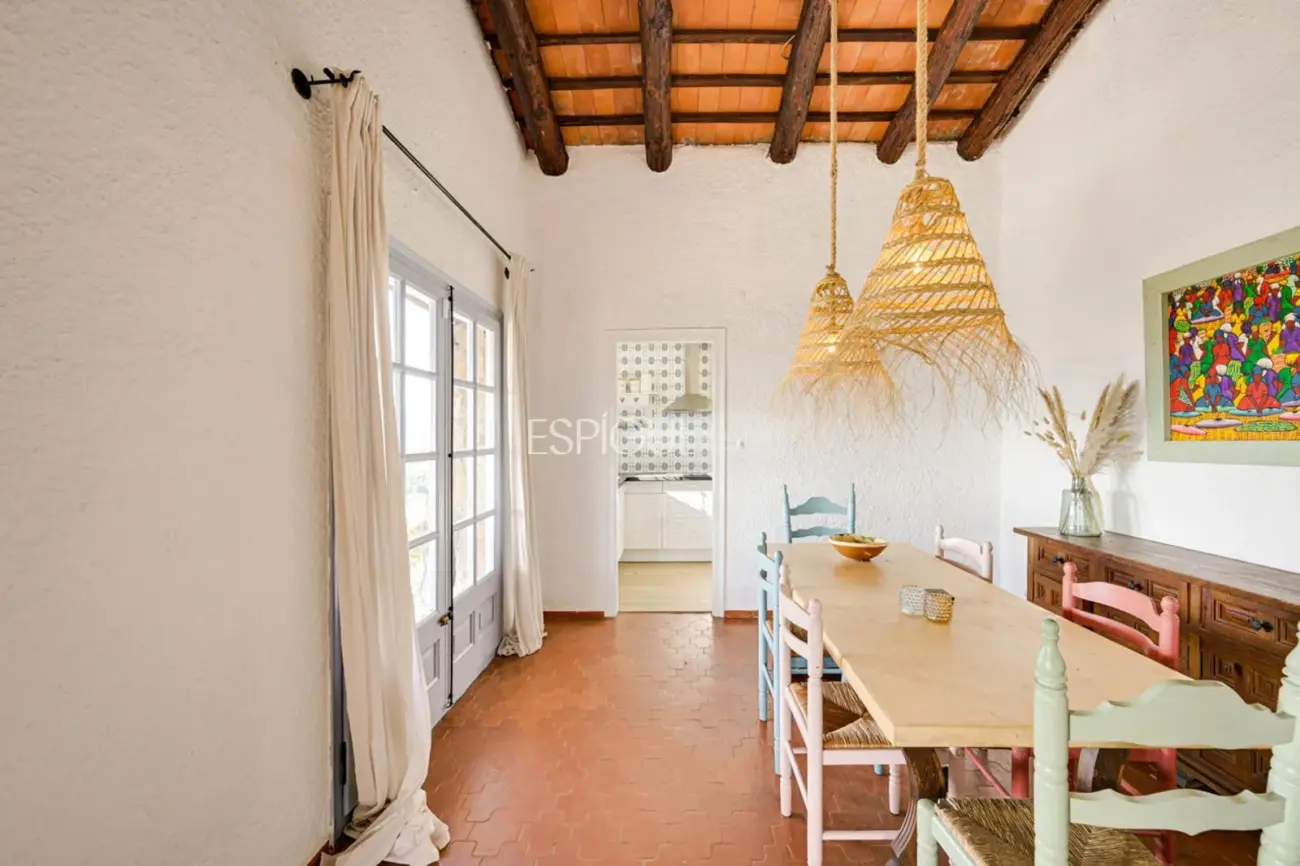 Villa rústica con vistas al mar en Mas Ambros