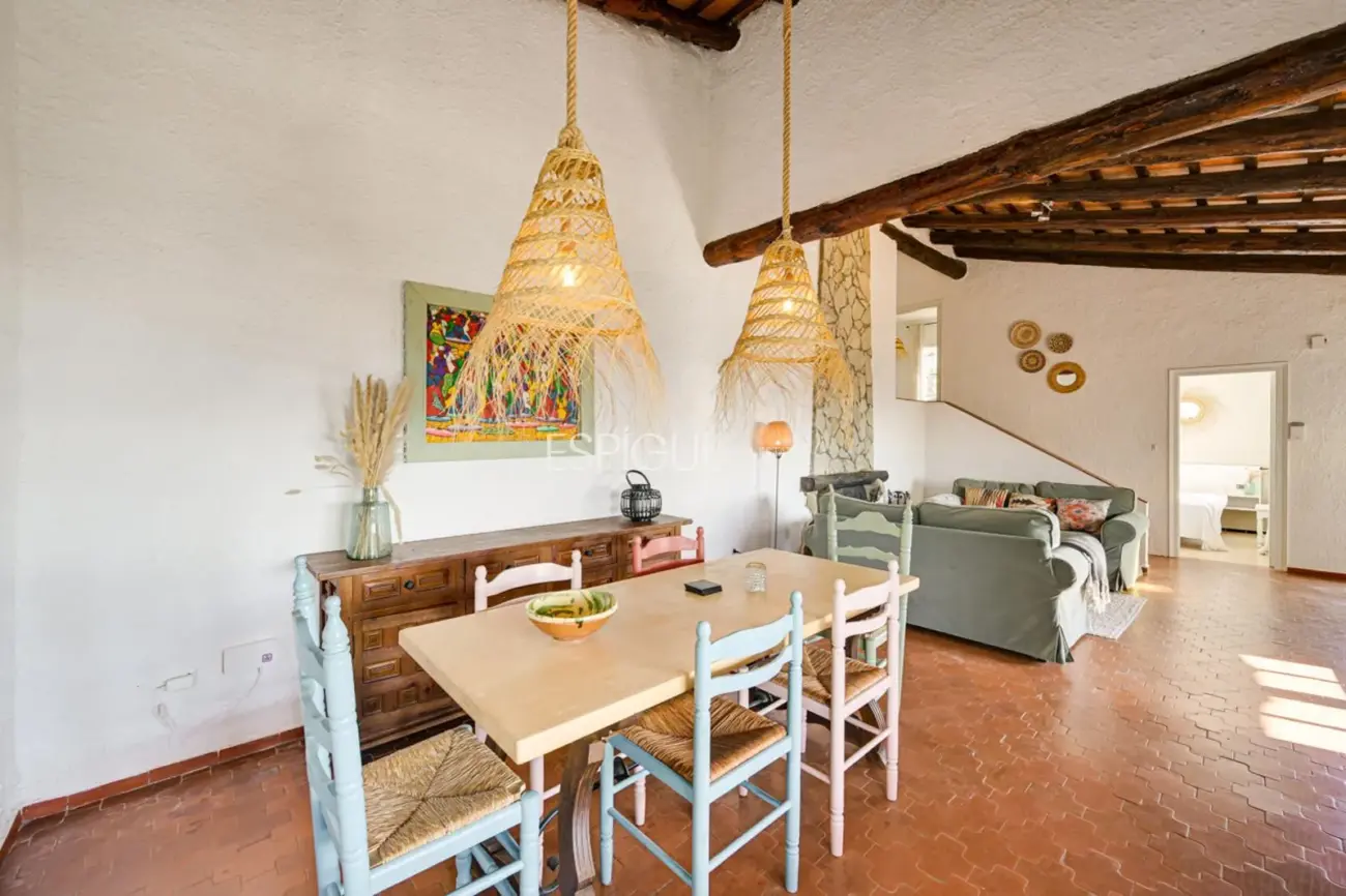 Villa rústica con vistas al mar en Mas Ambros