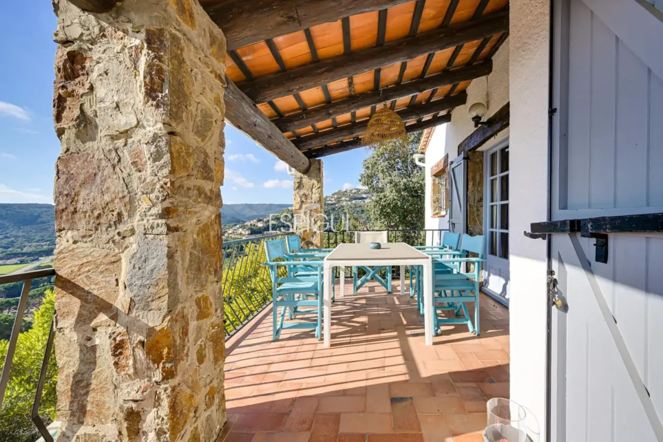 Villa rústica con vistas al mar en Mas Ambros