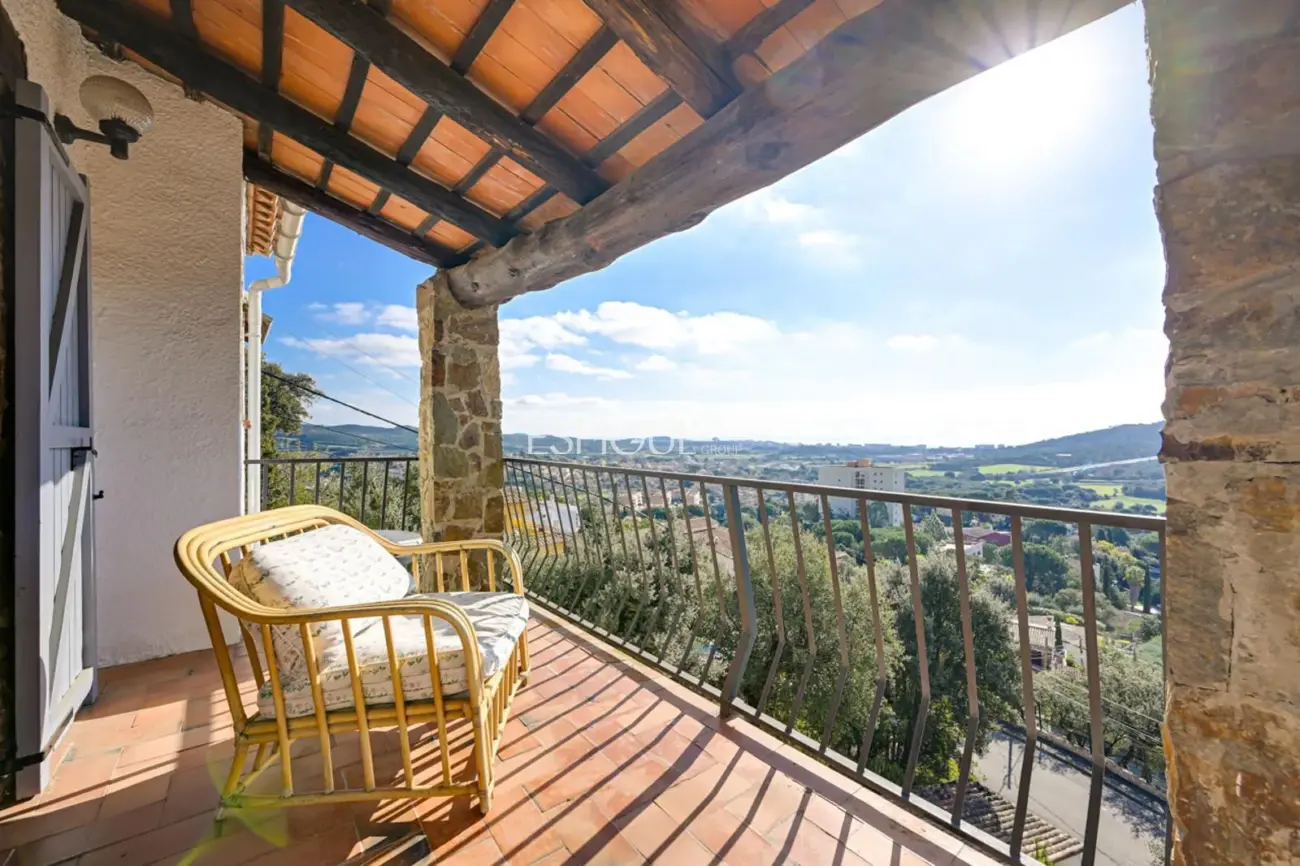 Villa rústica con vistas al mar en Mas Ambros