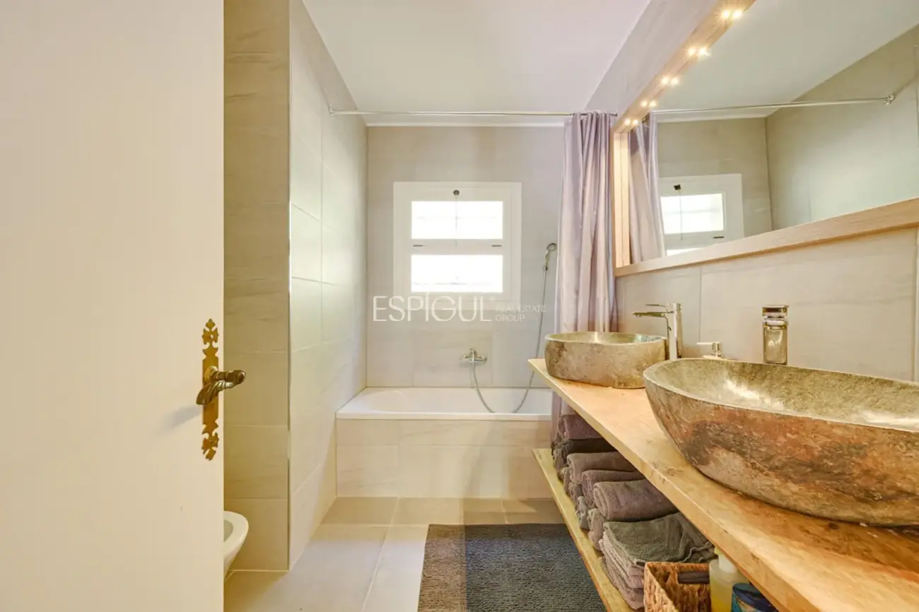 Villa rústica con vistas al mar en Mas Ambros