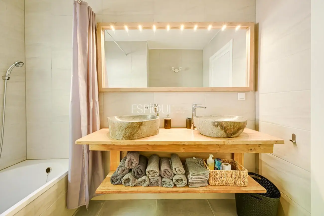 Villa rústica con vistas al mar en Mas Ambros