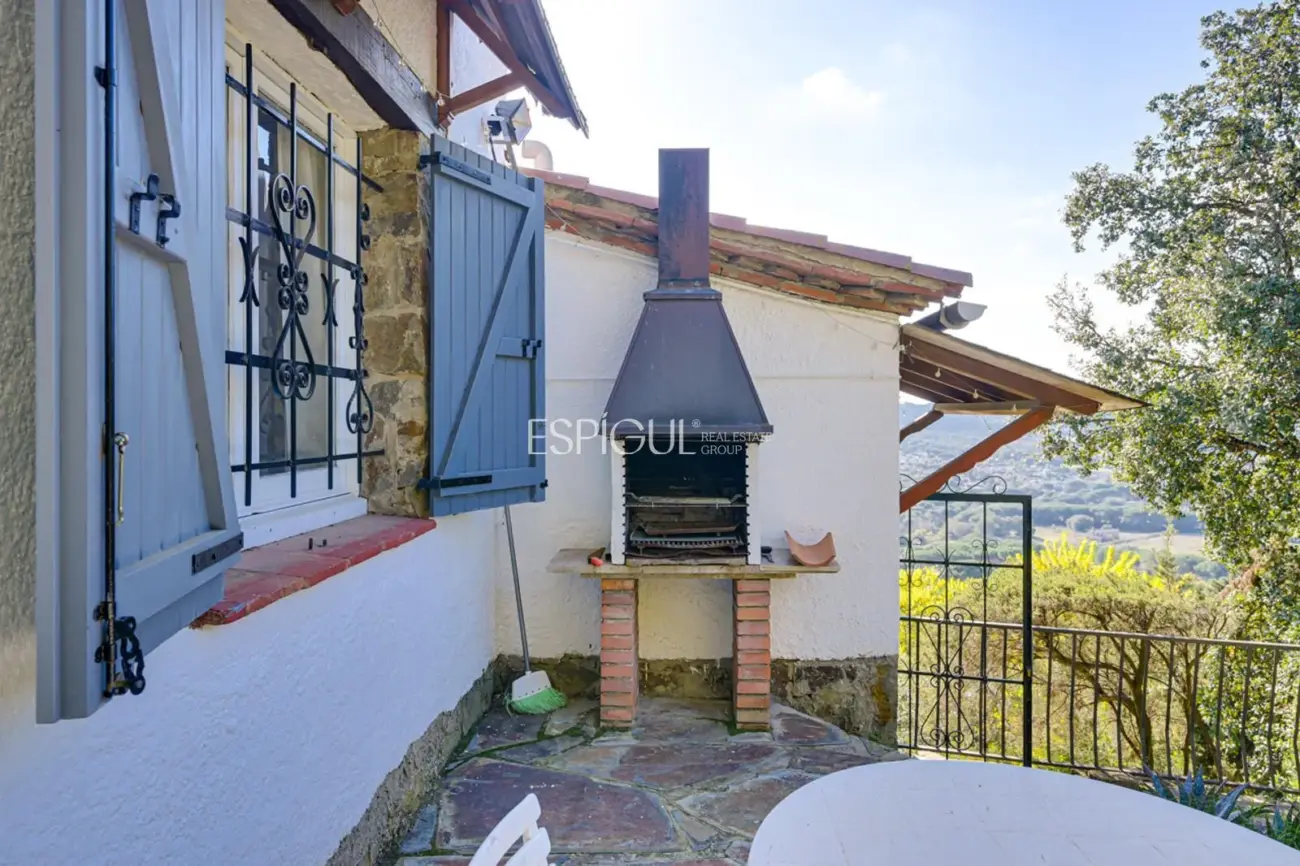 Villa rústica con vistas al mar en Mas Ambros