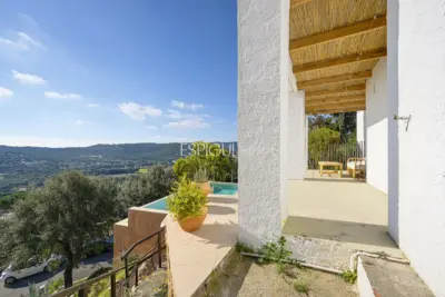 Villa rústica con vistas al mar en Mas Ambros