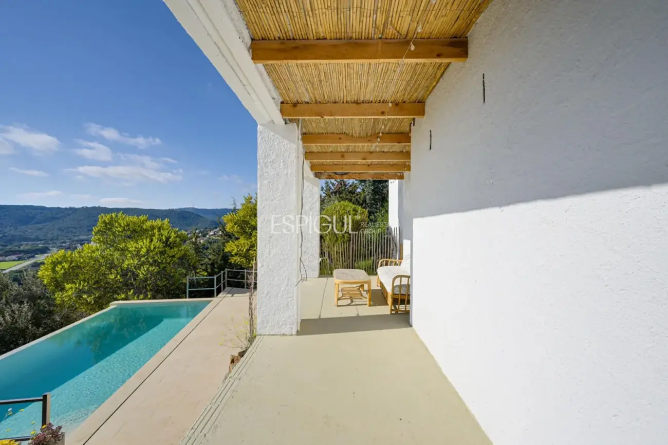 Villa rústica con vistas al mar en Mas Ambros