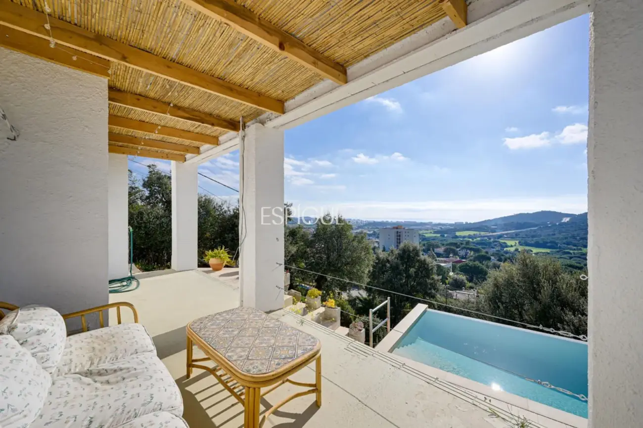 Villa rústica con vistas al mar en Mas Ambros